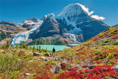 Wanderer bewundert den Mount Robson